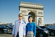 凱旋門にて、タモリ(左)と林田理沙アナウンサー(右)。(c)NHK