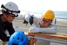 DIYに挑戦する野性爆弾くっきー。(c)MBS