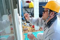 DIYに挑戦する野性爆弾くっきー。(c)MBS