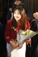 山口先生役の愛原実花。