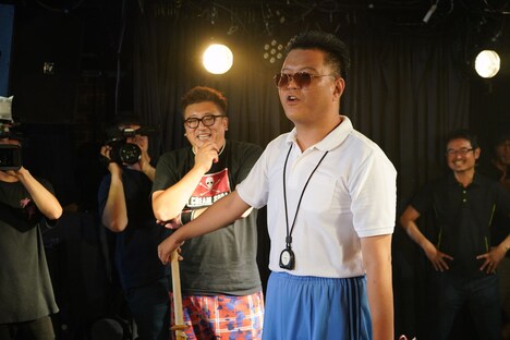 反町先生役のシソンヌ長谷川。