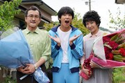 左から三橋の父を演じた吉田鋼太郎（左）と母を演じた瀬奈じゅん（右）、賀来賢人（中央）。