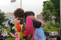 福田雄一と抱き合う賀来賢人。