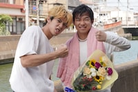 賀来賢人（左）と今井勝俊役の太賀（右）。