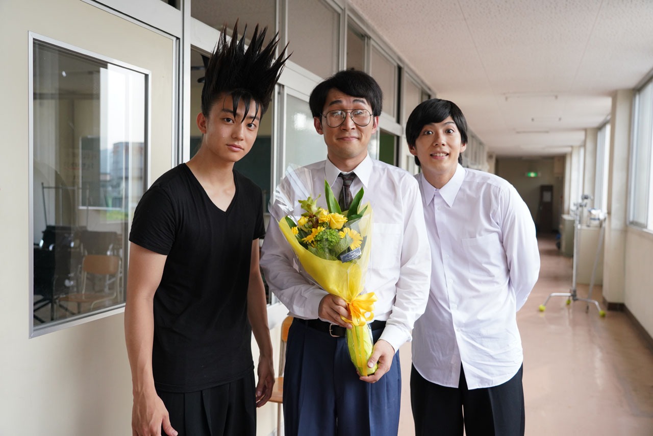 坂本先生役のシソンヌじろう（中央）と伊藤真司役の伊藤健太郎（左）、三橋貴志役の賀来賢人（右）。