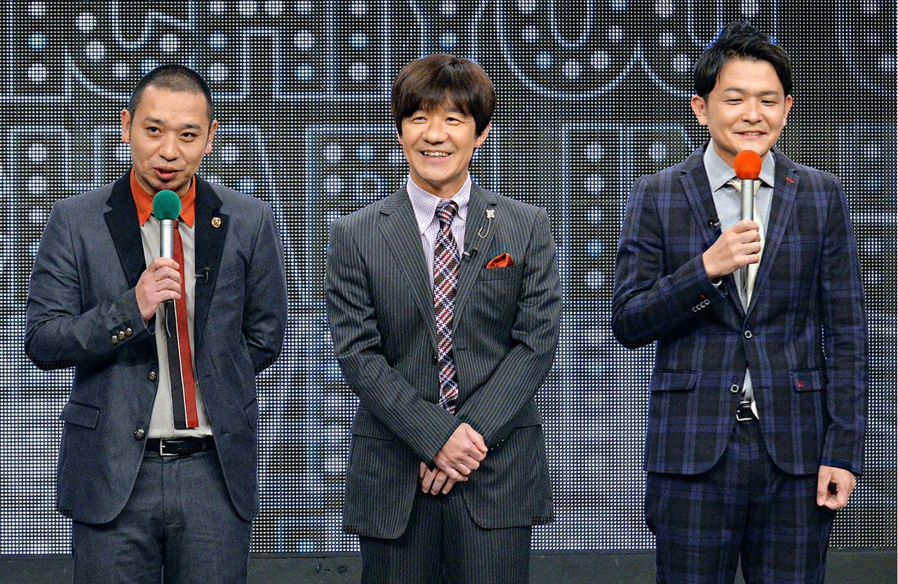 MCの内村光良（中央）と千鳥。