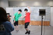 TikTok動画を撮影するジュリエッタ。左から井尻、藤本。