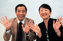 左からナイツ塙、山田メユミ氏。