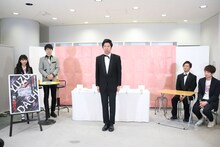 「ゆず立ち王決定戦」審査員を務めた藤崎マーケット・トキ（中央）。