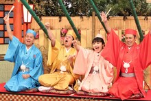 「ナゾトレ特別版！ 川柳SP」に出演する（左から）タカアンドトシ、柳原可奈子、くりぃむしちゅー有田。(c)フジテレビ