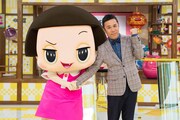 「チコちゃんに叱られる！」のチコちゃん（左）とナインティナイン岡村（右）。(c)NHK