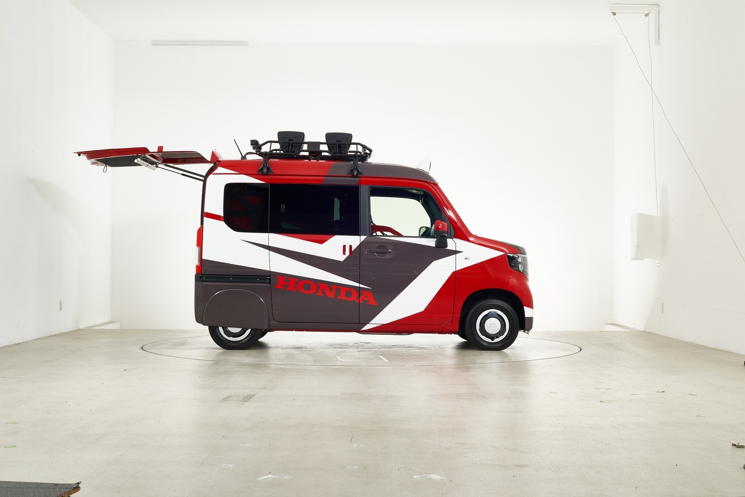 チュートリアル福田のカスタムカー「移動式バイクパーク フクダーランド」。