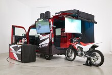 チュートリアル福田のカスタムカー「移動式バイクパーク フクダーランド」。