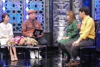 左から曽田茉莉江、鈴木おさむ、世間知らズ。(c)BSフジ