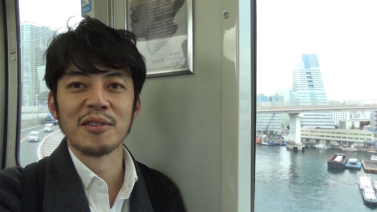 出版社3社合同で広告ジャックしたゆりかもめの車両に乗るキングコング西野。(c)MBS