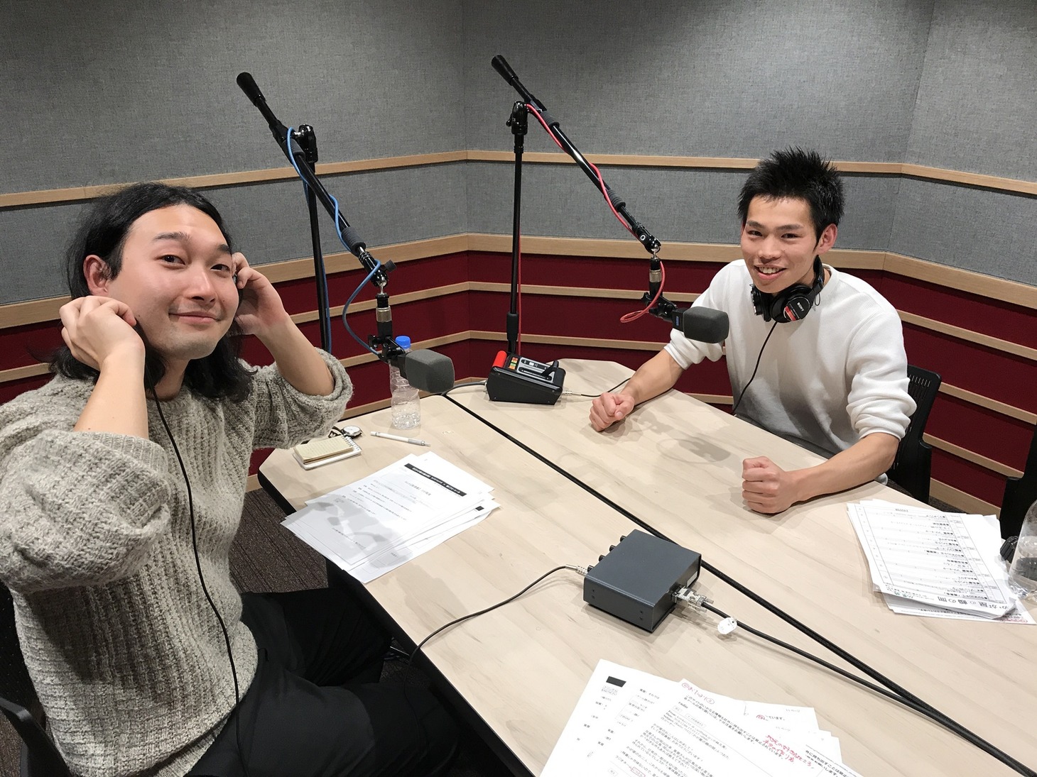 ラジオ特番「かが屋の鶴の間」に出演する、かが屋。左から、賀屋、加賀。(c)RCC