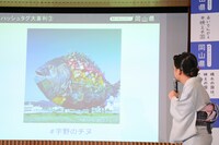 「宇野のチヌ」の写真を見る千鳥・大悟。