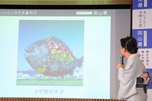 「宇野のチヌ」の写真を見る千鳥・大悟。