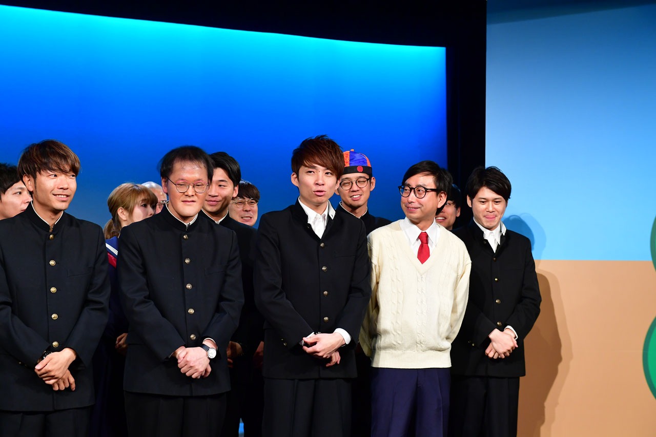 囲み取材中の様子。