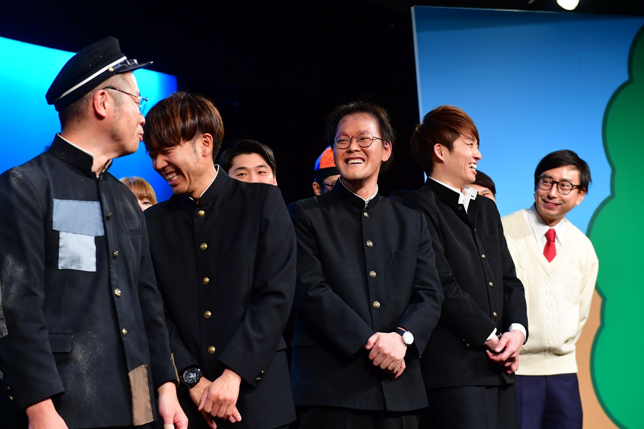2018年12月に行われた囲み取材の様子。