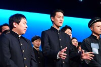 囲み取材中の様子。