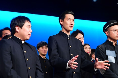 囲み取材中の様子。