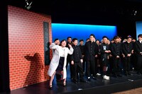 囲み取材中の様子。