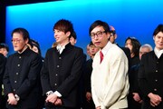 「わめき散らせばいいから」と演出スタッフに言われていると明かしたおいでやす小田（前列右）。