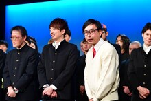 「わめき散らせばいいから」と演出スタッフに言われていると明かしたおいでやす小田（前列右）。
