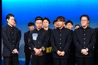 囲み取材中の様子。