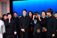 囲み取材中の様子。