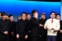 囲み取材中の様子。