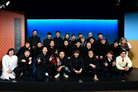 2018年12月に行われた囲み取材の様子。