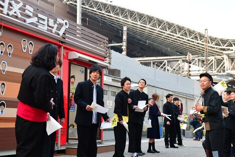 チラシ配りの様子。