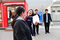 チラシ配りの様子。