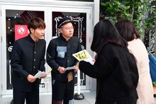 スクープ募集チラシを配布するアキナ。