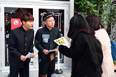 スクープ募集チラシを配布するアキナ。