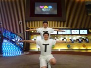 映画館で“T”を探す、チョコレートプラネット扮するTT兄弟。