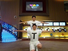 映画館で“T”を探す、チョコレートプラネット扮するTT兄弟。