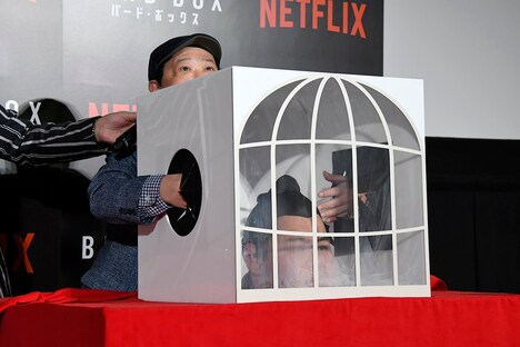 箱の中身を当てようとするダチョウ倶楽部・上島。