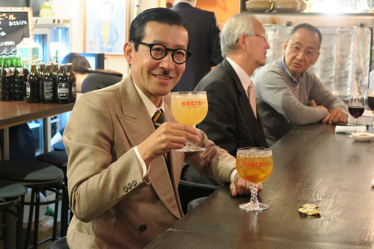 Instagram企画「岩井ジョニ男の週末旅スタ！」で横須賀を訪れるイワイガワ岩井ジョニ男。