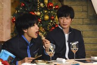 左から中島健人、田中圭。(c)日本テレビ