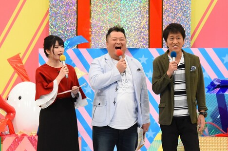 MCのブラックマヨネーズと横山由依（左）。(c)関西テレビ