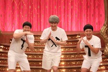 「ネタパレ 元旦！売れっ子だらけのネタSP」でコラボを繰り広げる南原清隆（中央）と、TT兄弟に扮するチョコレートプラネット。(c)フジテレビ