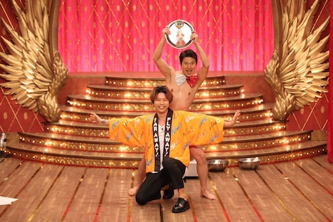 コラボするアキラ100%と増田貴久（手前）。(c)フジテレビ