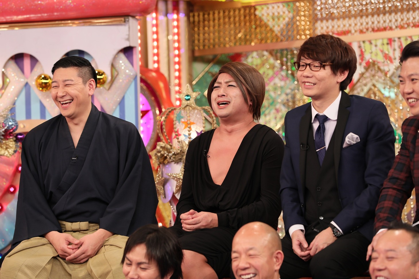 （後列左から）チョコレートプラネット、三四郎・小宮らスタジオ出演する芸人たち。(c)テレビ朝日