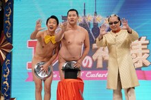 左からアキラ100%、とにかく明るい安村、Mr.マリック。(c)日本テレビ