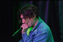 「ネオチャラ」を歌うEXIT・りんたろー。。