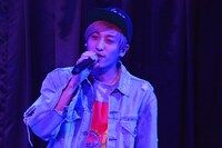 「ネオチャラ」を歌うEXIT兼近。