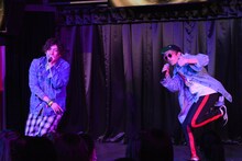 「ネオチャラ」を歌うEXIT。